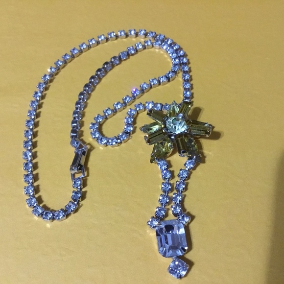 Vintage emerald green coloured rhinestone jewellery set- screw on earrings - Picture 7 of 10